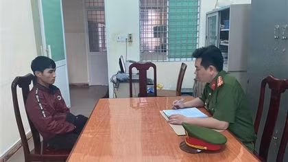 Đưa “nụ hồng” uống rượu khai xuân say xỉn rồi “xin lộc”