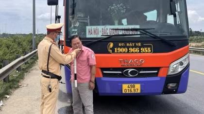 Phơi mình dưới nắng nóng gần 40 độ, bảo đảm trật tự an toàn giao thông