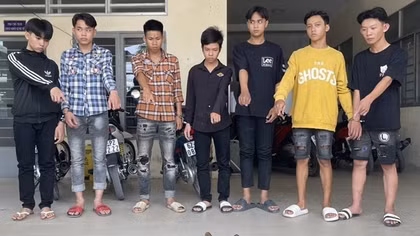 Vác dao đập phá hội chợ đòi tiền bảo kê