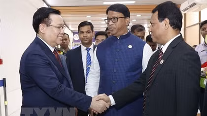 Chủ tịch Quốc hội đến Dhaka, bắt đầu thăm chính thức CHND Bangladesh
