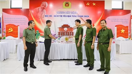 Trưng bày, xếp sách nghệ thuật với chủ đề “Bác Hồ - Niềm tin yêu qua từng trang sách”