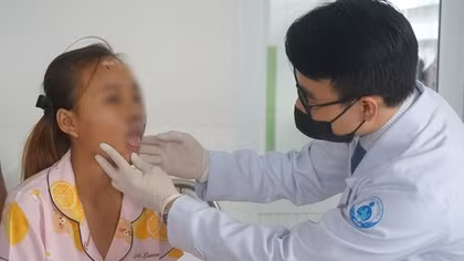 Chạy xe máy khi chưa đủ tuổi, bé gái gặp tai nạn nghiêm trọng