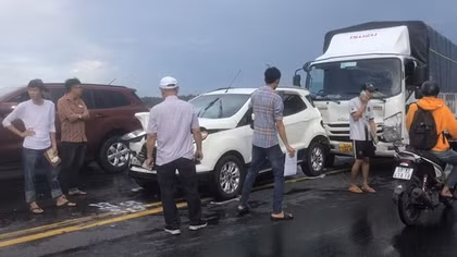 Ba ôtô "dồn toa" trên cầu Rạch Miễu