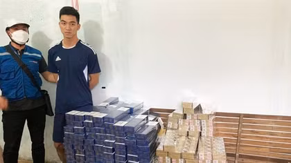 Đi “chợ” mua thuốc lá lậu