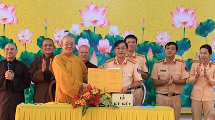 Tăng ni phật tử đồng hành cùng CSGT đảm bảo trật tự an toàn giao thông