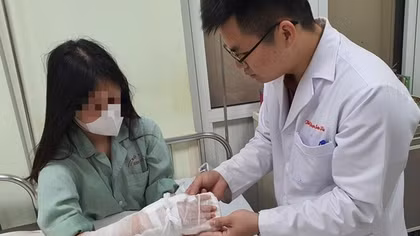 Bất cẩn, thiếu nữ 17 tuổi bị máy xay đa năng cắt nát tay
