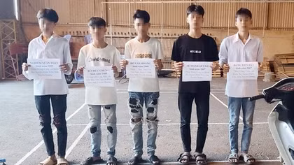 Ngăn chặn nhóm học sinh mang hung khí giải quyết mâu thuẫn tại cổng trường