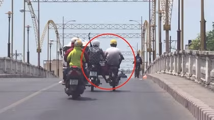 Thót tim cảnh xe máy “dìu nhau” trên đường