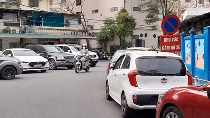 Quyết "giành lại vỉa hè" nhưng lòng đường ô tô vẫn đỗ tràn lan