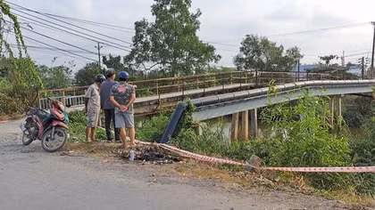 Hai thanh niên tử vong dưới kênh, trên bờ xe máy vẫn sáng đèn