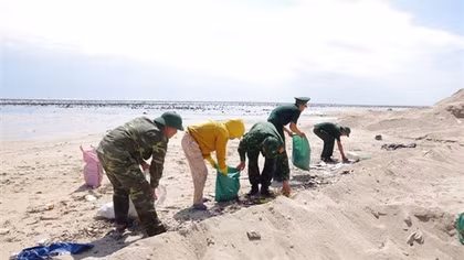 15 nghìn bao thuốc lá “lạ” trôi dạt vào bãi biển Ninh Thuận