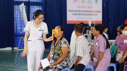 Bệnh viện 199 khám, cấp thuốc miễn phí cho người lao động tiếp xúc môi trường độc hại
