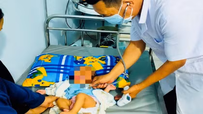 Phát hiện bé gái nặng 7,5 kg bị bỏ rơi trước cổng nhà