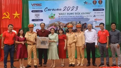 Công an Đắk Nông, Cục CSGT trao tặng quà cho học sinh vùng khó khăn