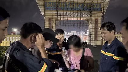 Giải cứu người phụ nữ trèo lên trụ cổng Chánh môn Tòa Thánh Tây Ninh