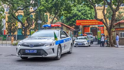 Công an Hà Nội diễu hành phát động nhân dân phản ánh vi phạm giao thông