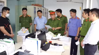 Nhân viên ngân hàng cho vay lãi nặng và cưỡng đoạt tài sản