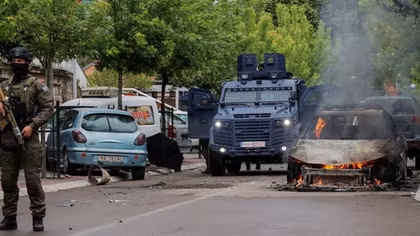 Quân đội Serbia áp sát Kosovo