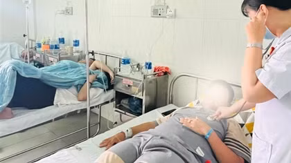 Số người nhập viện do ngộ độc vì ăn bánh mì Phượng đã lên đến 141
