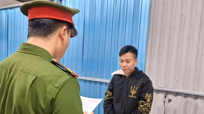 Dùng bình hơi cay tấn công Cảnh sát