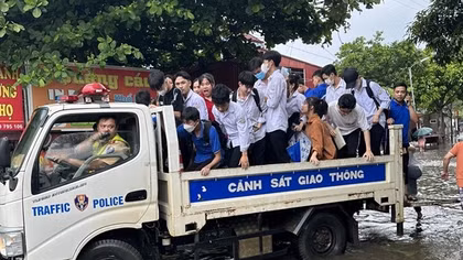 CSGT dùng xe chuyên dụng đưa thí sinh qua điểm ngập để kịp giờ thi