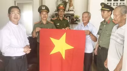 Thiêng liêng Quốc kỳ tung bay tại những nơi tôn nghiêm