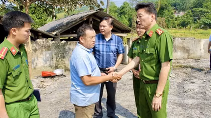 Thăm hỏi, động viên gia đình nạn nhân 3 tuổi thiệt mạng do hoả hoạn ở Lào Cai