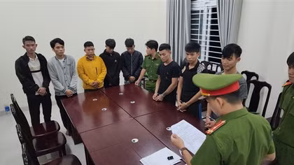 Nhóm thanh thiếu niên dùng súng bắn chỉ thiên uy hiếp đối thủ