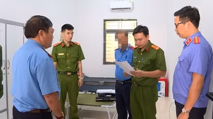Thanh tra giao thông “làm luật” với hàng loạt tài xế