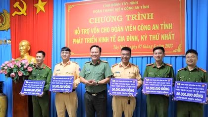 Công an Tây Ninh trao vốn hỗ trợ 60 CBCS có hoàn cảnh khó khăn