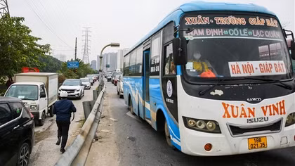 Ô tô “chôn bánh” hàng dài, tài xế tắt máy chờ hiệu lệnh của CSGT