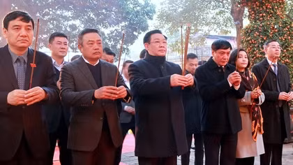 Chủ tịch Quốc hội dâng hương khai Xuân tại Hoàng thành Thăng Long – Hà Nội