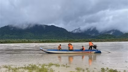 Dùng ca nô, xuồng máy tìm kiếm phụ nữ mất tích ở thủy điện Sông Hinh