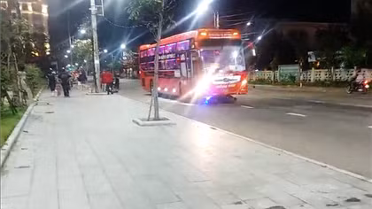 Xe máy lọt vào gầm xe khách sau TNGT, hai người thương vong