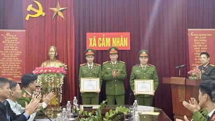 Thăm và tặng giấy khen cán bộ bị thương khi thi hành công vụ
