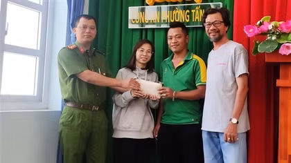 Đánh rơi xấp tiền khi ôm hoa viếng mộ mẹ, cô gái nhận cái kết nghĩa tình