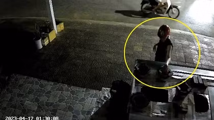 Nửa đêm, đôi nam nữ đi trộm lò than của quán ăn