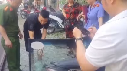 Cờ bạc hoá thằng bần, dùng búa đập hàng loạt kính ô tô cuỗm tài sản