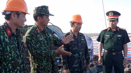 Vẫn chưa thể nhổ cọc bê tông để giải cứu cháu bé ở Đồng Tháp