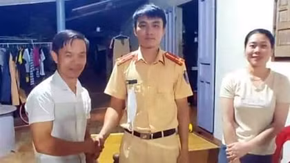 Thượng úy CSGT dũng cảm cứu các em nhỏ bị đuối nước