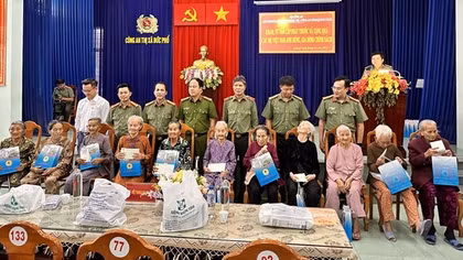 "Các anh chị Công an chăm sóc mẹ chu đáo quá!"