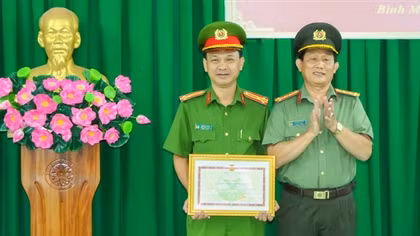 Khen thưởng tập thể, cá nhân khám phá nhanh vụ cướp tiệm vàng ở Vĩnh Long