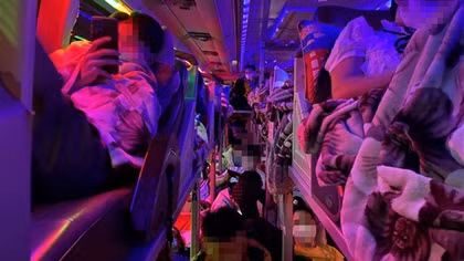 Chưa kịp rời Hà Nội, cả loạt xe đường dài nhồi nhét khách bị xử lý