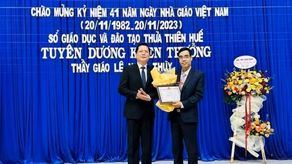 Khen thưởng thầy giáo dũng cảm cứu người trong lũ dữ