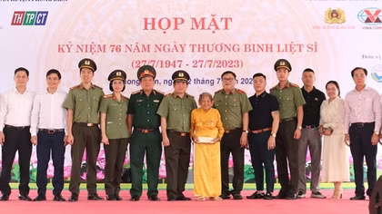 Hoạt động nghĩa tình với người có công, gia đình chính sách vùng Tây Đô