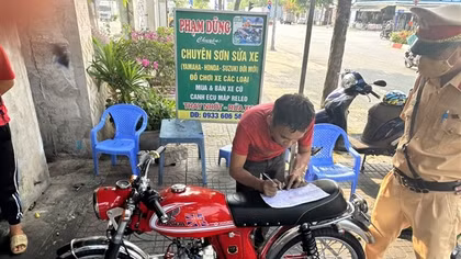 Chủ tiệm sửa xe bốc đầu xe để "lấy le" trên Tiktok