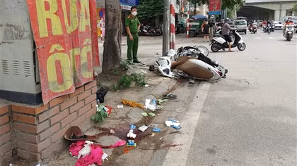 Lao xe máy “tốc độ bàn thờ”, 3 người bị thương nặng