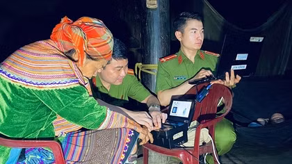 Công an huyện Bảo Yên ngày đêm bám bản cấp CCCD cho người dân