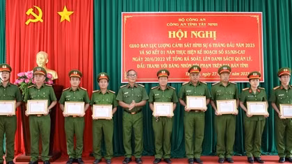 Khen thưởng gần 40 tập thể, cá nhân xuất sắc đấu tranh, phòng chống tội phạm