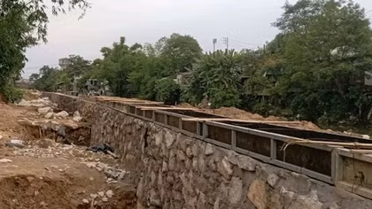 Công trình kè chậm tiến độ, sông Kẻ Vạn bị ô nhiễm nghiêm trọng